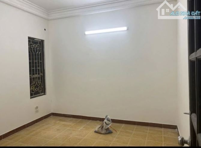 Cho thuê nhà ngõ 117 Thái Hà 4 tầng x 45m2, 4 ngủ, 3 vệ sinh, 14 Triệu - 3