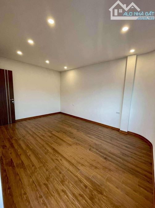 BÁN NHÀ GIA QUẤT 5 Tầng mặt tiền 5.1m diện tích 50m2 - 3