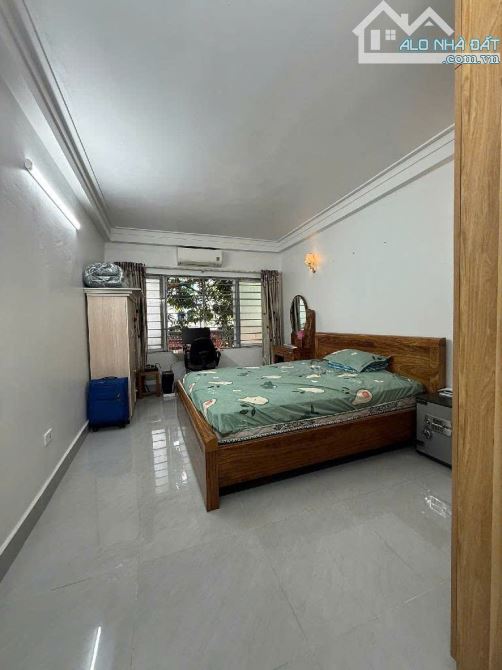 Nhà Đẹp Giá Tốt - Vị Trí Sêu Đắc Địa - Ô Tô Đỗ Cửa - Chỉ 4 Tỷ - 3