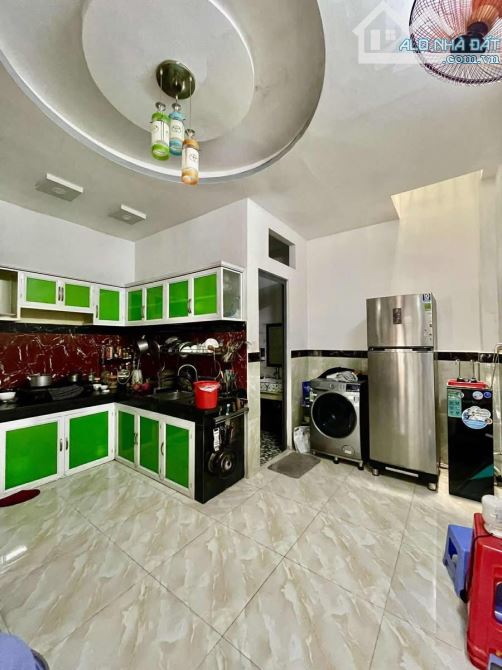 NHÀ 2 TẦNG BTCT MỚI TINH NGANG LỚN GẦN 5M. 54M2 GẦN SIÊU THỊ METRO. GIÁ RẺ CHỈ 3.X TỶ TL - 3