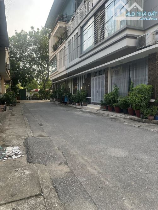 TĐC Đại Áng, DT: 52m, MT:13m Lô gióc, giá 8.1 tỷ. 2 vỉa hè, nhiều nhà cao tầng - 3