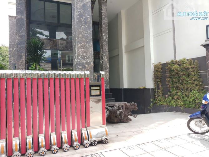GÓC 2MT CỰC HIẾM Q.BT:1 hầm + 7 lầu + 1 penthouse HĐT:220 triệu/th tỷ suất sl ~4,4%/năm - 3