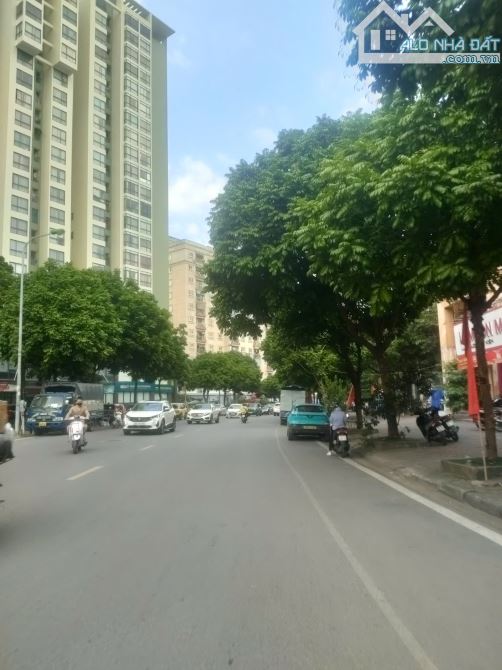 BÁN NHÀ NGUYỄN VĂN HUYÊN, PHÂN LÔ, ÔTÔ TRÁNH, VỈA HÈ KINH DOANH, DT 75M2 HƠN 25 TỶ - 3