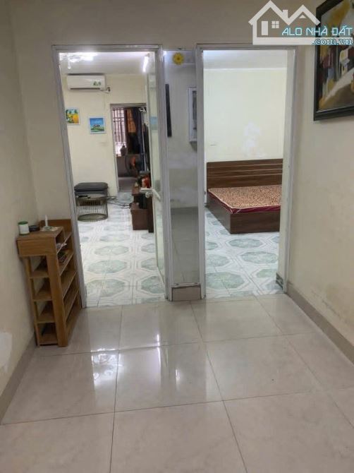 Tập thể tầng 3 phố Hồng Mai 100m 3 ngủ, ô tô chạy qua ngõ. - 1