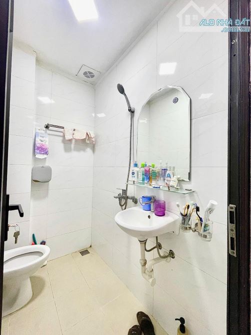 CHỈ 6 TỶ BÉ . 3 GÁC ĐỖ CỬA . GẦN PHỐ Ô TÔ .  36 M2 . 3 NGỦ  NHÀ KHUNG CỘT CHẮC CHẮC . SDCC - 3