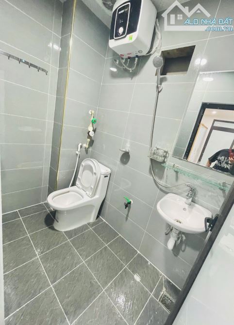Nhà mới dòng tiền, 8 phòng khép kín, 2 thoáng, sổ đỏ vuông đẹp. Giá 9 tỷ - 3