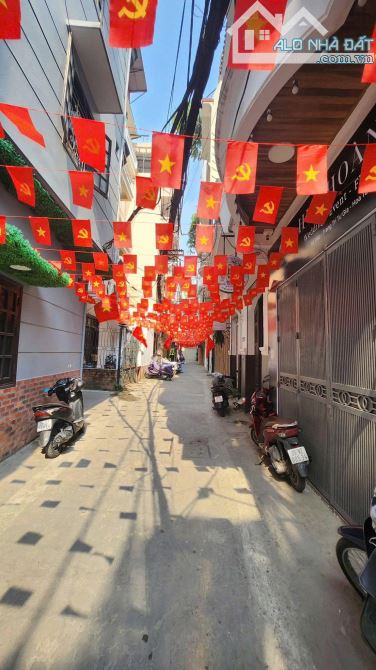 Cho thuê nhà nguyên căn ngõ 232 Tôn Đức Thắng, Hàng Bột, Đống Đa. DT 100m x 3 tầng, giá - 3