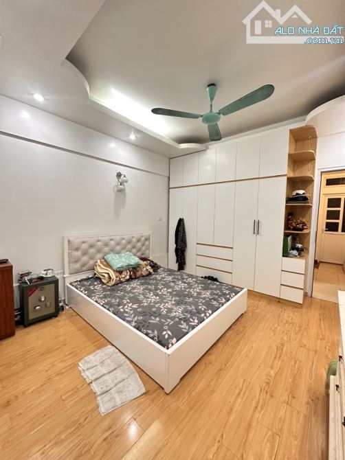 BÁN NHÀ HOÀNG HOA THÁM  DIỆN TÍCH 48 m2 x 5 TẦNG MẶT TIỀN 4 MÉT  GIÁ : 9.3 TỶ - 4