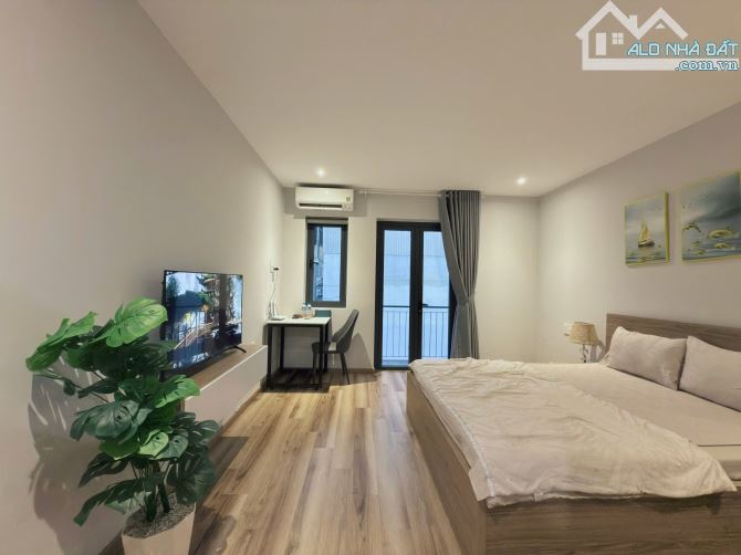 CĂN HỘ TÁCH BẾP FULL NỘI THẤT BAN CÔNG CỰC XINH NGAY VỊ TRÍ QUẬN 1 - 4