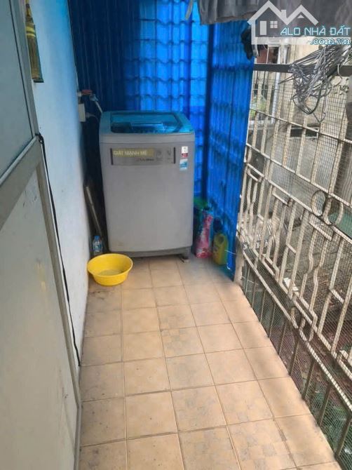 Tập thể tầng 3 phố Hồng Mai 100m 3 ngủ, ô tô chạy qua ngõ. - 2
