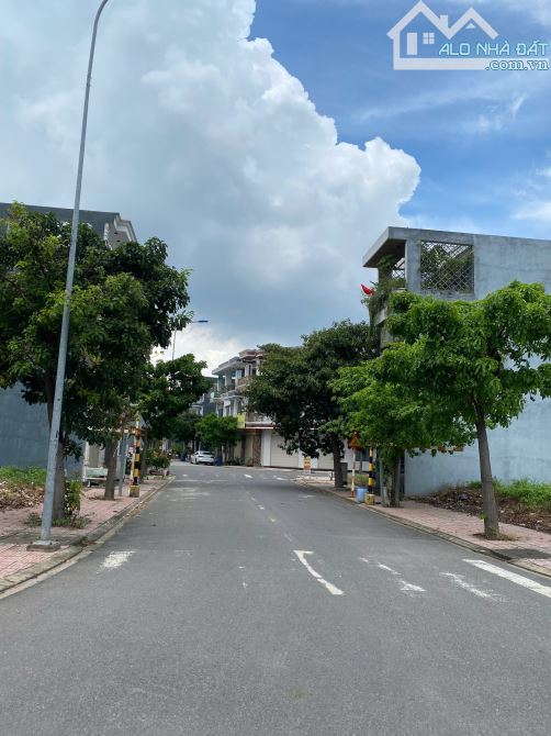 ANH/CHỊ ĐANG TÌM BĐS ĐẦU TƯ THÌ XEM NGAY VỊ TRÍ NÀY - LÔ 100M2 CÁCH SÂN BAY 15P DI CHUYỂN - 4