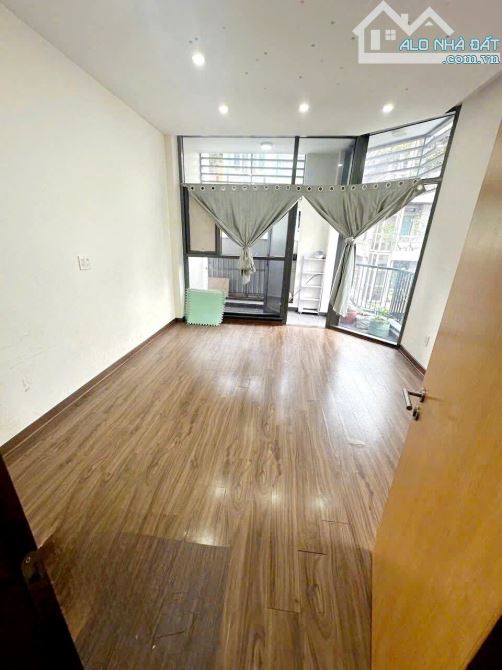 4PN, 4WC. Nhà 5 tầng mặt tiền Nhật Tảo, Q10. DT: 4x12m - 4