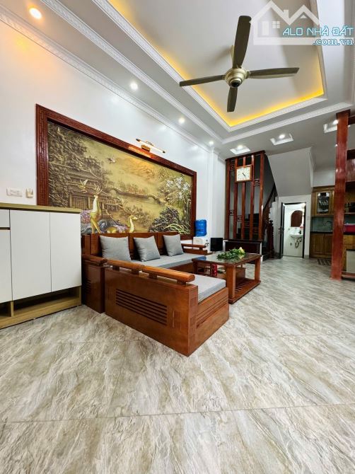 🏡 Nhà Đẹp Phố Trạm – 30m² – 5 tầng – Mặt tiền 3,32m nở hậu 3,56m – Chỉ 7,3 Tỷ  🚗 Ngõ ô t - 4