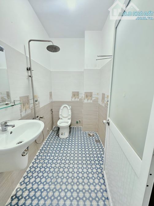 BÁN GẤP! NHÀ NGUYỄN VĂN CỪ, QUẬN 1 - 4 PHÒNG NGỦ - NỞ HẬU - CHỈ 8 TỶ! - 4