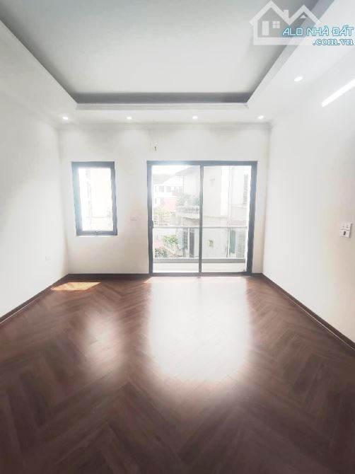 NHÀ ĐẸP LÕI BỒ ĐỀ LONG BIÊN GẦN 50M2 x 5TẦNG, Mt 4M, 4Pn - ĐƯỜNG ÔTÔ CHẠY VÙ VÙ -VÈO VÀO N - 4
