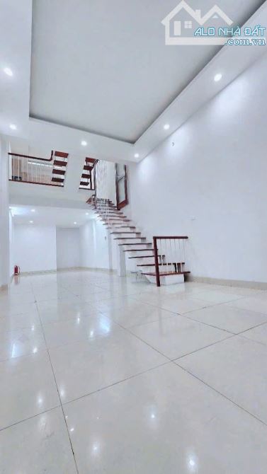 Cho thuê nhà ô tô, kd, vp Hoàng Quốc Việt, Cầu Giấy, 70m2, 5 tầng, 5 ngủ, 30tr - 4