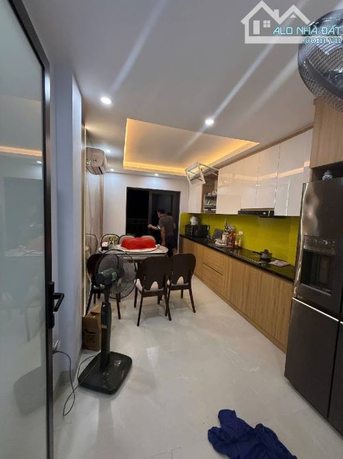 Thịnh Quang - Đống Đa . Ô tô tránh . Kinh doanh . 5 tầng thang máy - 5