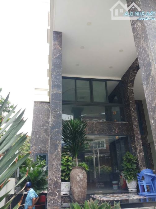 GÓC 2MT CỰC HIẾM Q.BT:1 hầm + 7 lầu + 1 penthouse HĐT:220 triệu/th tỷ suất sl ~4,4%/năm - 5