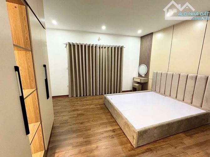 Nhà đẹp phố Nguyễn Văn Linh, 30m2- 6 tầng-nhỉnh 6 tỷ, gần, hàng xóm Nguyễn Lam - 5