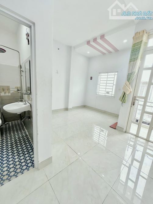 BÁN GẤP! NHÀ NGUYỄN VĂN CỪ, QUẬN 1 - 4 PHÒNG NGỦ - NỞ HẬU - CHỈ 8 TỶ! - 5