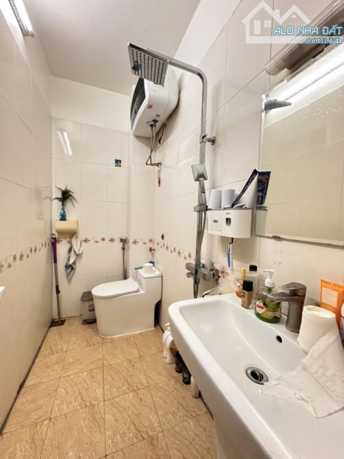 BÁN NHÀ HOÀNG HOA THÁM  DIỆN TÍCH 48 m2 x 5 TẦNG MẶT TIỀN 4 MÉT  GIÁ : 9.3 TỶ - 6