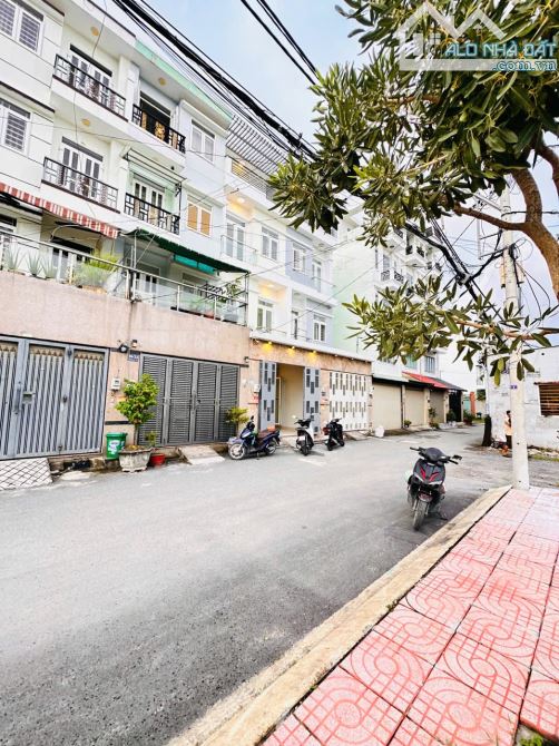 Nhà 1 Trệt 3 Lầu , đường 10M , 4M x 15M sổ hồng riêng Q12 - 7