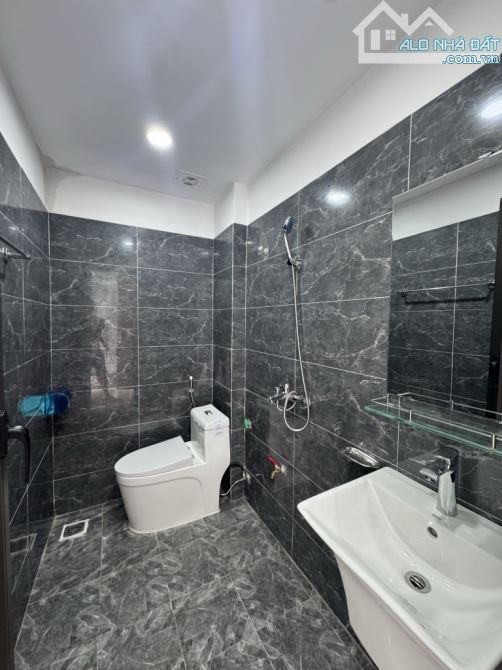 Nhà riêng 6 tầng, 56m2, 6PN, 7WC, thang máy, nội thất cơ bản. Mặt tiền 4m, ngõ rộng 2 - 7