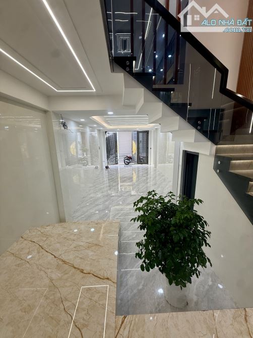 SIÊU PHẨM BÌNH TÂN- DT 4 DÀI 19 x 5 TẦNG FULL NỘI THẤT XỊN SÒ- KHU DÂN TRÍ CAO- 7,88TỈ - 8