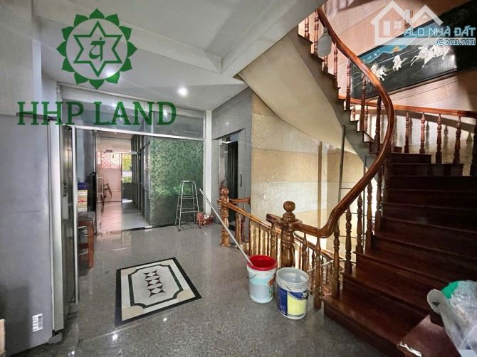 Cho thuê toà nhà 6 lầu có thang máy mặt tiền Quốc lộ 1A - 9