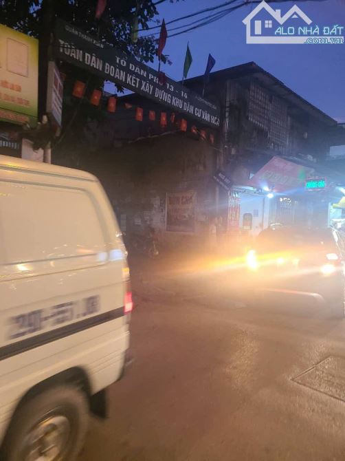 Bán nhà phố Bùi Xương Trạch, 41m2, 3 tầng, ô tô tránh giá 2.5tỷ