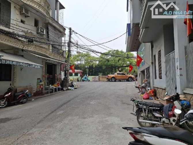 Bán nhà Nguyễn Hoàng Tôn 40m2 xây 4 tầng giá 11.6 tỷ