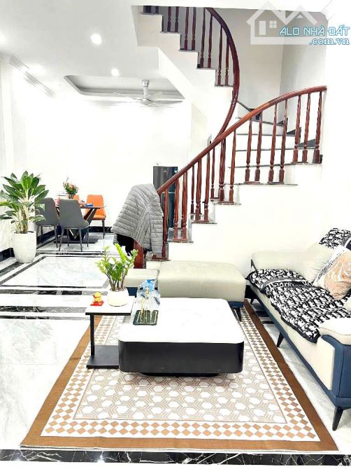 CẦN BÁN NHÀ LONG BIÊN, DIỆN TÍCH RỘNG 42 M², DÂN XÂY, LÔ GÓC THOÁNG SÁNG, FULL ĐỒ -