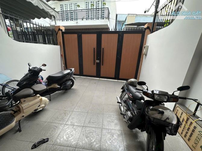 Bán nhà 1 trệt 3 lầu sổ riêng thổ cư p. Quang Vinh
