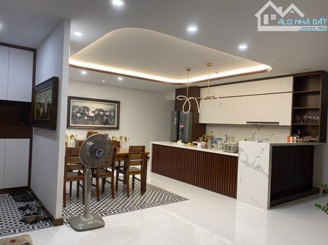 Bán căn hộ chung cư tại M3M4 Nguyễn Chí Thanh. 195m2 - 3PN - 3WC nhà đẹp full đồ.
