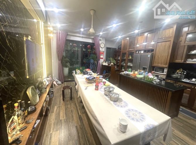 BÁN NHÀ DÂN XÂY PHỐ NGUYỄN CHÍ THANH 65M2 - 5 TẦNG - 21.5 TỶ - 3 BƯỚC RA PHỐ - THỬA VUÔNG