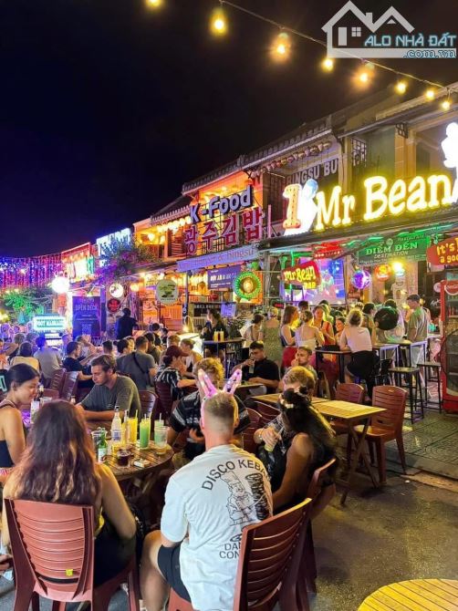 Cơ hội kinh doanh vàng!  Bán gấp quán bar hiện đại, 200m2 địa ngay trung tâm Hội An