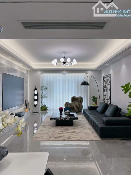 Cực Đẹp! Bán tập thể Chùa Láng, Đống Đa, Nội thất siêu xịn, 68m, 2 ngủ, sổ to 33, ngay ĐH