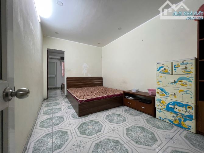 Tập thể Hồng Mai, 90m, 3ngủ, Ô tô tránh, Hai thoáng, Sổ đỏ rộng 53m, Giá cực tốt, Hiếm!!!!