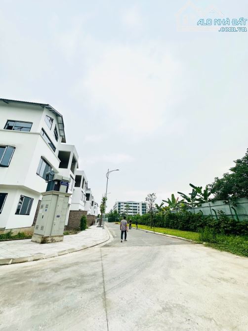 Cần bán biệt thự Cổ Nhuế. SĐ 180m2x3,5T , MT 12m xây thô. 40,5 tỷ.