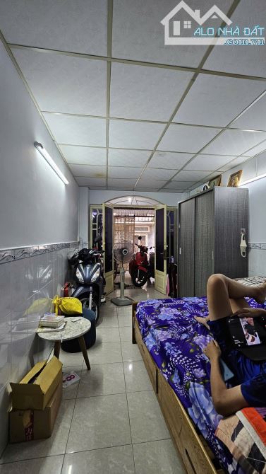 Sát mặt tiền Q4  Ngang 3 dài 16 CÓ 80 TRIÊU M2