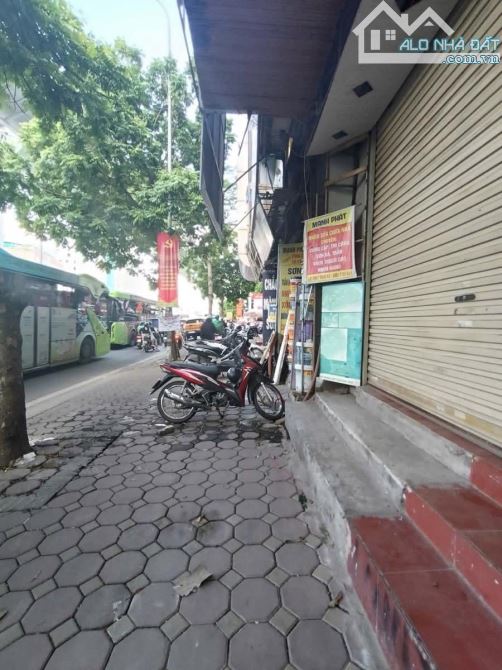Bán Đất mặt phố Trường Chinh, diện tích rộng 564 m2 mặt tiền cực rộng 23 m, xây toà nhà
