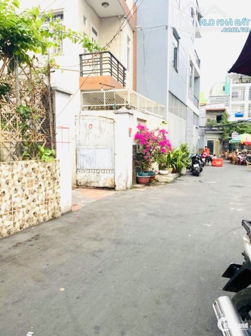 RỘNG RÃI NHƯ Ở QUÊ Ô TÔ ĐỖ GẦN NHÀ  CÁCH HẼM XE HƠI 20M, CÁCH MẶT TIỀN  HOÀNG DIỆU - NGUYỄ