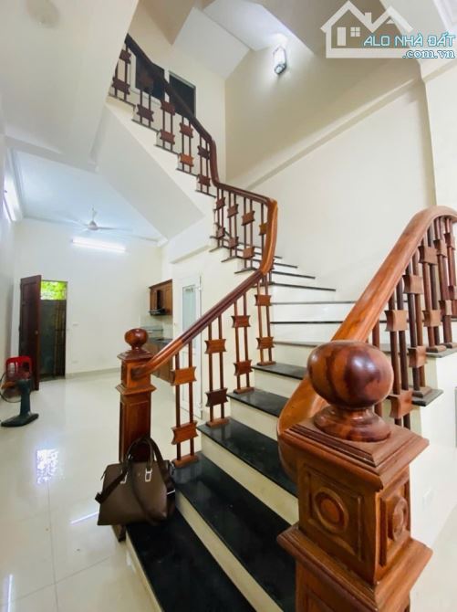 NHÀ 3 TẦNG Ô TÔ VÀO NHÀ-Ô TÔ TRÁNH -Ô TÔ THÔNG -ĐẦY ĐỦ CÔNG NĂNG 60M GIÁ CHỈ HƠN 5 Tỷ