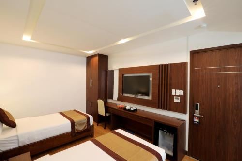 Bán khách sạn  khu Sân Bay, Đường Bạch Đằng- P.2- Tân Bình Hầm 7 Tầng, 33P Giá 39 tỷ