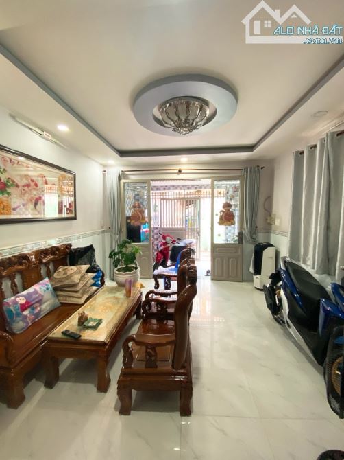 Nhà đẹp DTSD 107m2, hẻm 3 gác, sát mặt tiền Dương Bá Trạc chỉ 5.3 tỷ