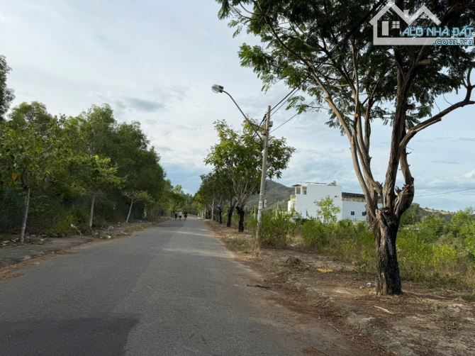 - Hàng Hiếm lô 2 mặt tiền ngang 5m  Tđc Đất Lành - Vĩnh Thái gần trường Tiểu học