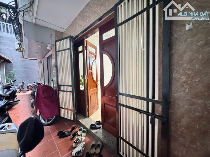 Nhà Cầu Giấy 30m², 5 Tầng, Giá 7.9 Tỷ – Tiện Ích Đầy Đủ, Vị Trí Tốt