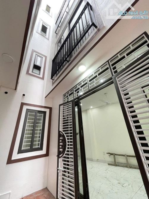 Nhà mới tại Cự Khối - 30m2 5 tầng - Ô tô đỗ cửa nhà ngày đêm - Giá đầu tư