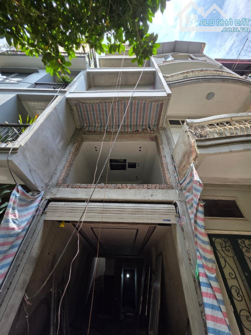 CĂN NHÀ 7 TẦNG THANG MÁY – Ô TÔ 7 CHỖ VÀO NHÀ TẠI NGUYỄN VĂN CỪ NHỈNH 16T