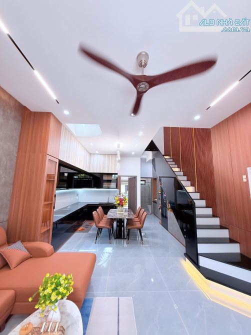 Siêu phẩm Hoà Minh, đường 5.5, lề 3m, 3 tầng hiện đại